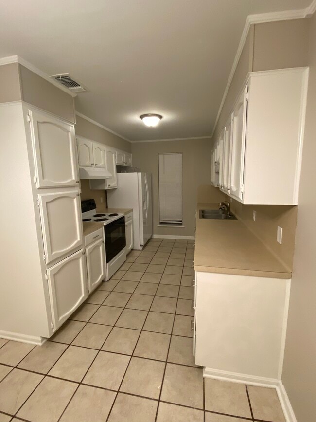Kitchen - 15348 Crystal Dr Unit 15348 Crystal Dr