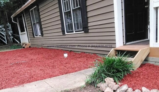 Building Photo - 3 Bed 2 Bath w/ Master Bed downstairs near Crossroads Plaza, REI