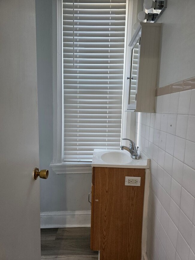 Photo - 1420 N Van Buren St Unidad 3