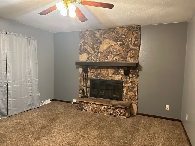 Building Photo - Spacious 3 BR/2 BA in nice north-side culd...