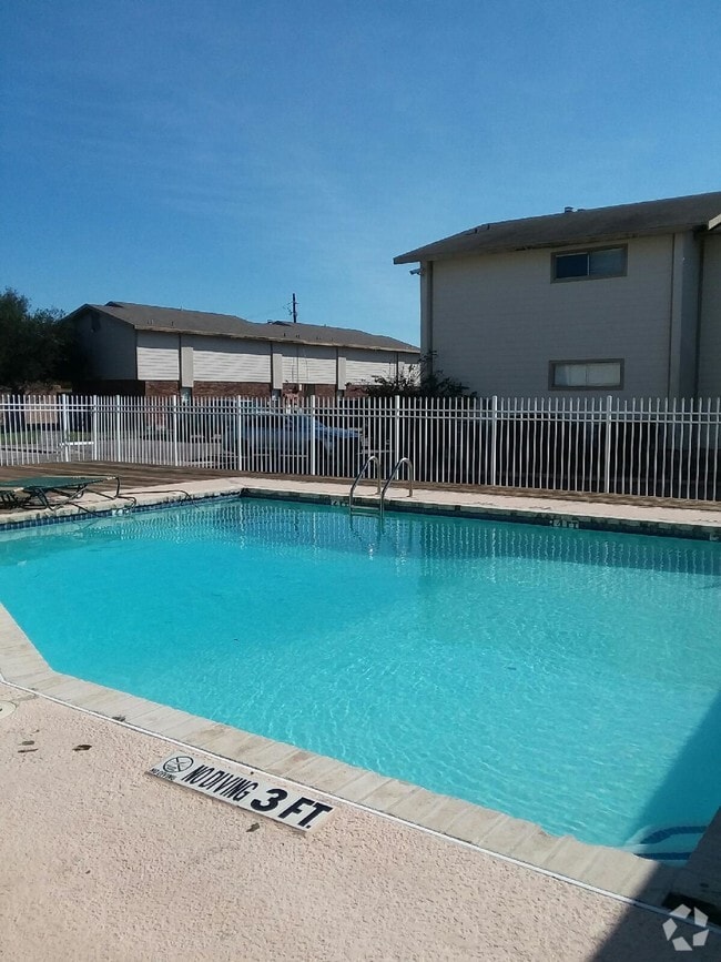 Building Photo - 1011 Ennis Joslin Rd Unit 209 Rental