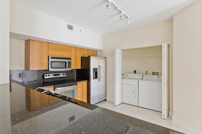 Photo - 250 NE 3rd Ave Unidad 1303
