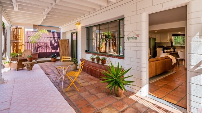 Building Photo - 2 Bedroom / 1 Bath Unit Available!