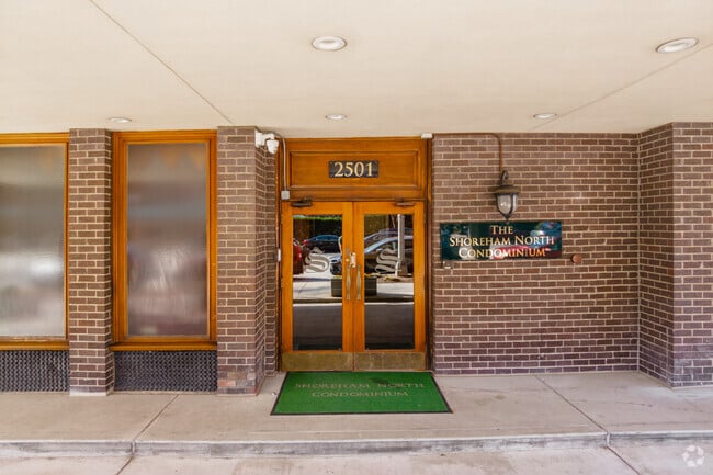 Entrada - Omni Shoreham North Condominium