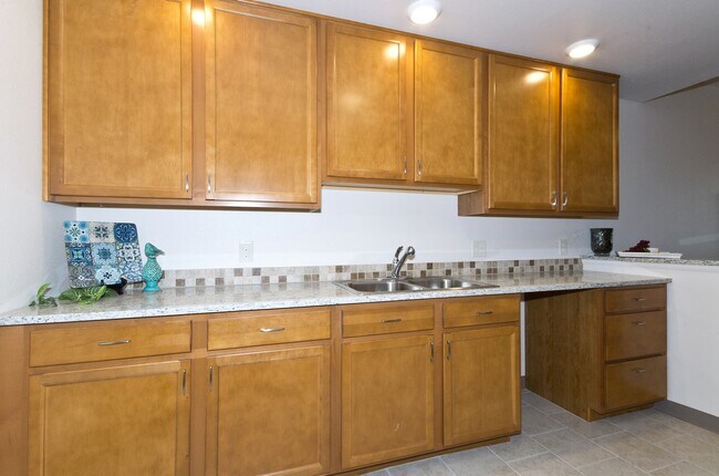 GRANITE COUNTERS - 17 Valley Pl Unit 203