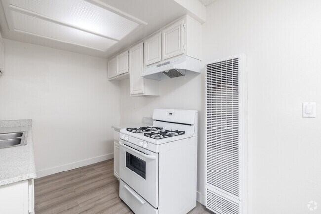 2BR, 2BA - 733SF - Kitchen