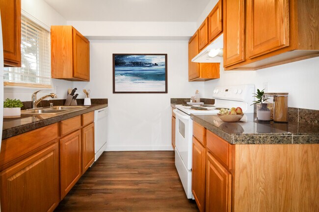 Photo - Lakeside Apartments