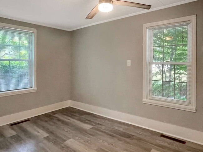 Building Photo - Seeking a roommate for a 2 bdr, 2 bath low...