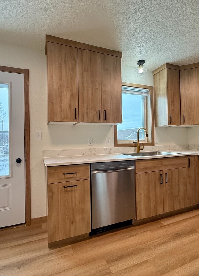 Building Photo - 1028 Castlewood Dr