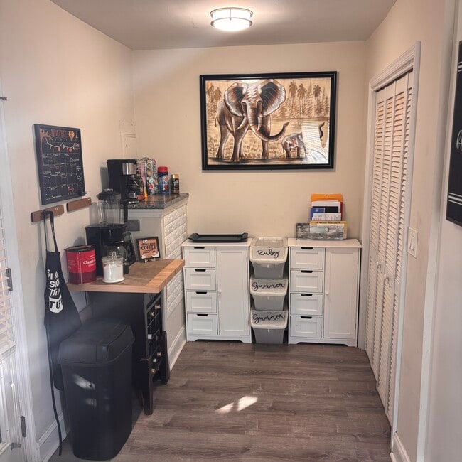 Photo - 466 Windsor Dr