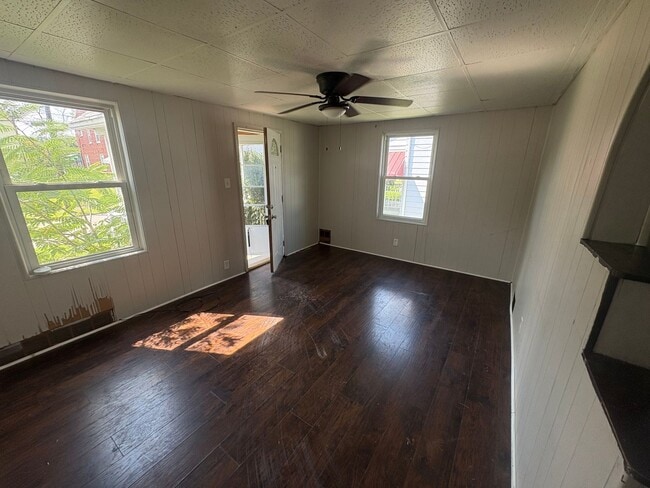 Photo - 920 Vankirk St