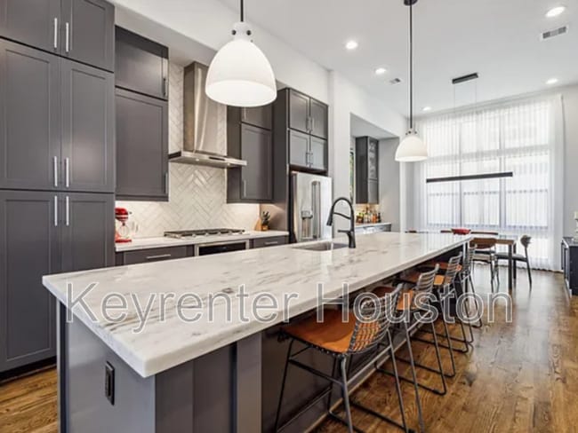 Photo - 2914 Lamar St