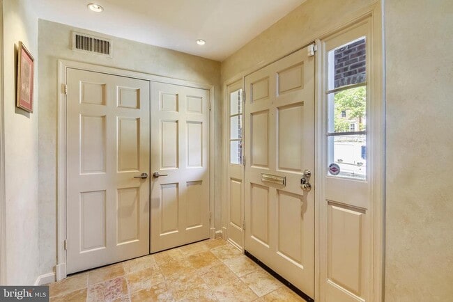 Building Photo - 317 S Union St