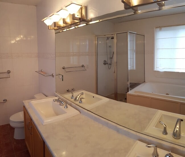 Photo - Spacious 3 bedroom 2.5 bath in Squirrel Hill!