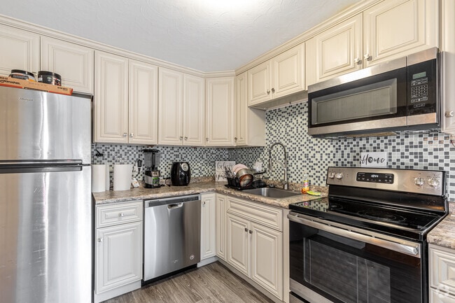 1BR, 1BA - Kitchen - Brook Haven