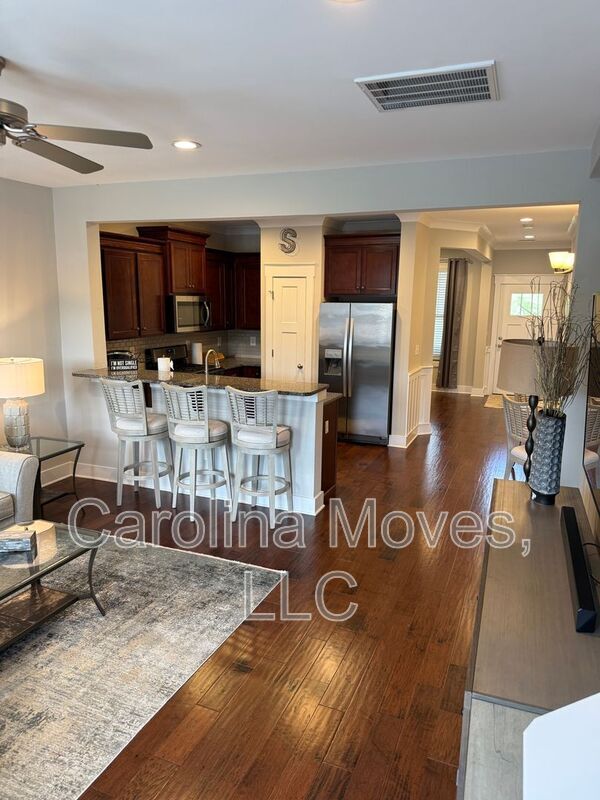 Photo - 604 Springbank Aly