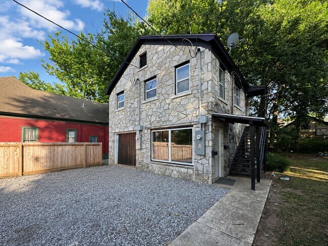 Building Photo - 554 Water St Unit D