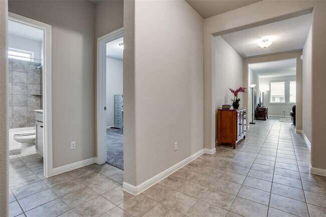 Photo - 525 Windom Way