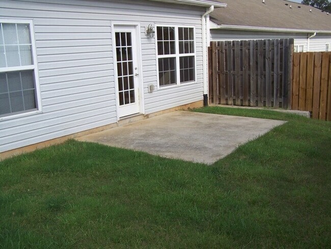 Photo - 2 bed, 2 bath, 2 car garage ranch style townhouse in N. Knoxville w/ fenced yard