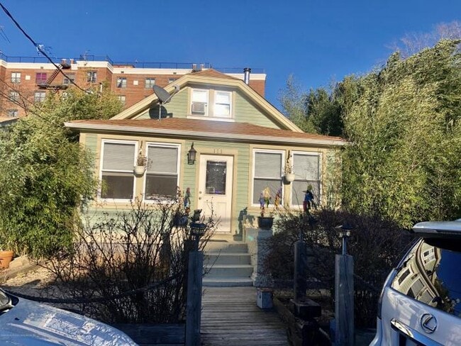 3 bedroom in Staten Island NY 10305 - 3 bedroom in Staten Island NY 10305 House