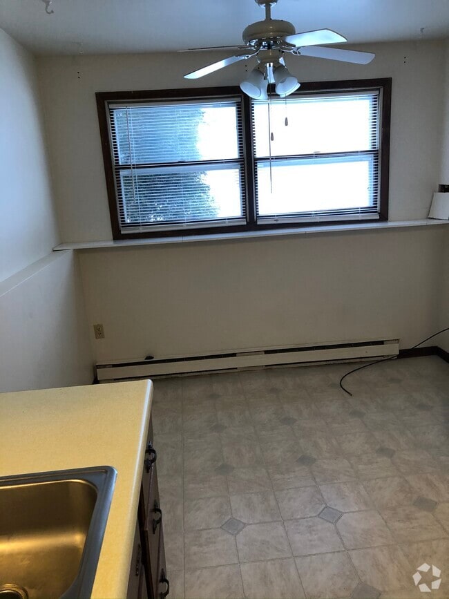 Building Photo - 1100 Northland Dr Unit 2 Rental