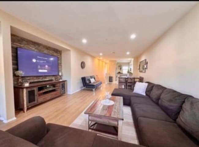 Photo - 849 The Promenade