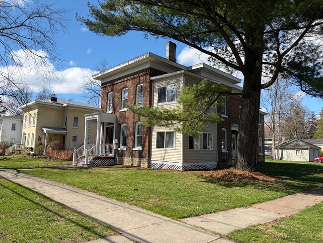 Building Photo - 500 2nd St Unit 500 Front