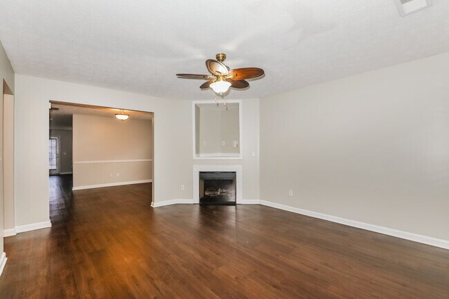 Photo - 717 Douglass Cir