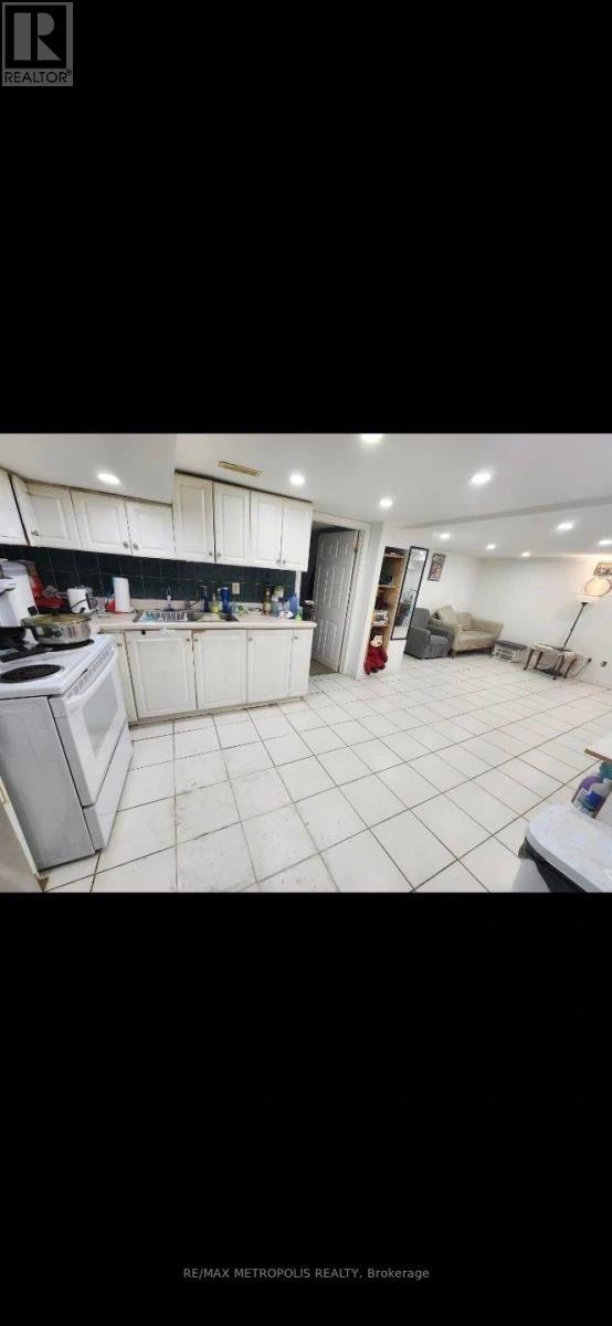 Photo - 3244 Lawrence Ave E