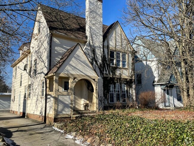 Building Photo - 3562 Riedham Rd Unit 1 Rental