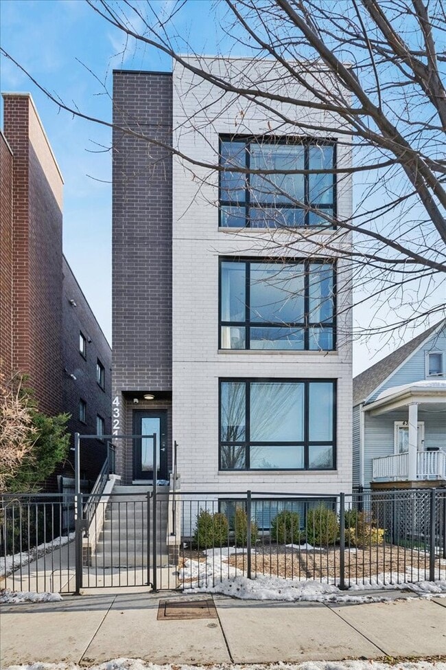 Building Photo - 4321 N Cicero Ave Unit G