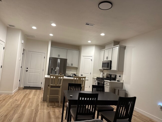 Photo - 737 W 540 S