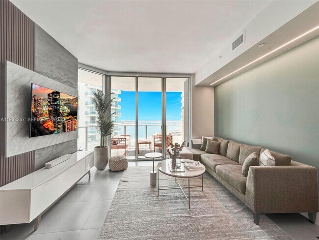 Building Photo - 1300 Brickell Bay Dr Unit 2109