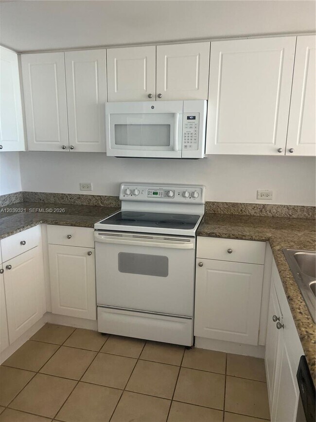 Photo - 19501 W Country Club Dr Unit 611