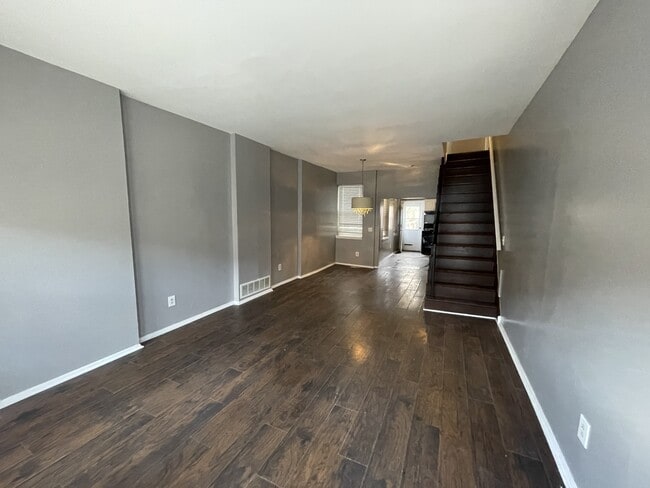 Building Photo - 537 Newton Ave