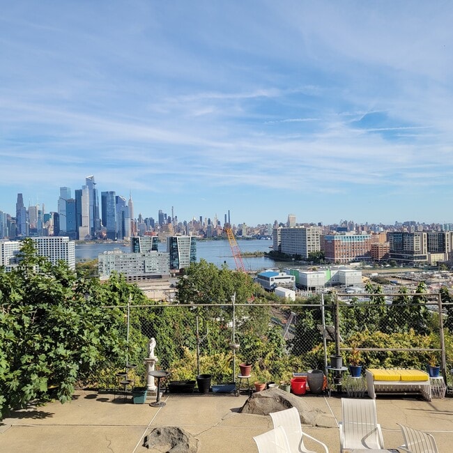 Building Photo - 1306 Manhattan Ave Unit BR