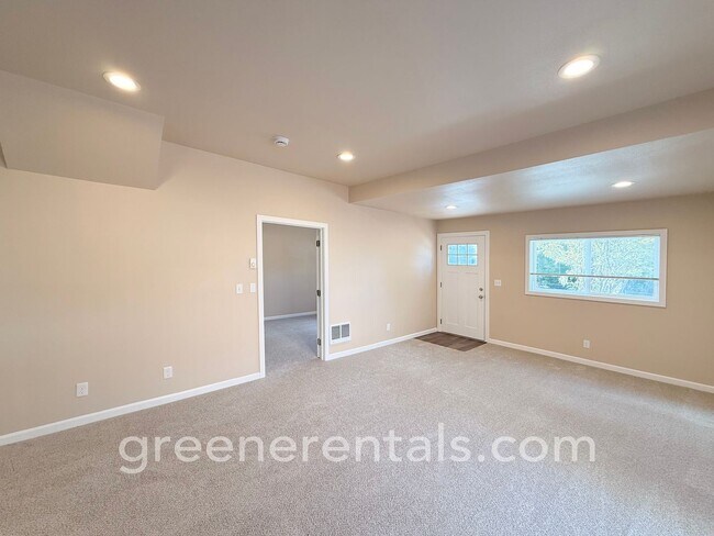 526 S Main St