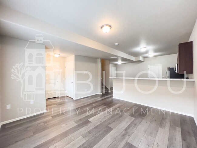 Photo - 7661 Silver Larch Pt