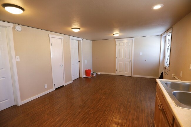 Photo - 703 S Main/Units 1-3 Unidad 3