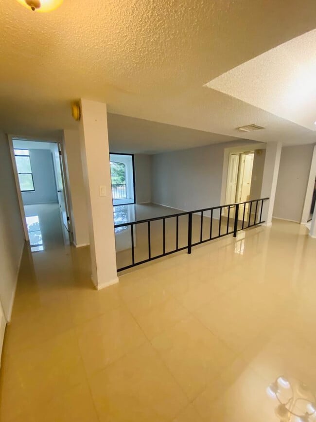 Building Photo - 3760 Inverrary Dr Unit 2H