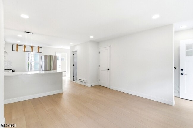 Photo - 475 Burnside St