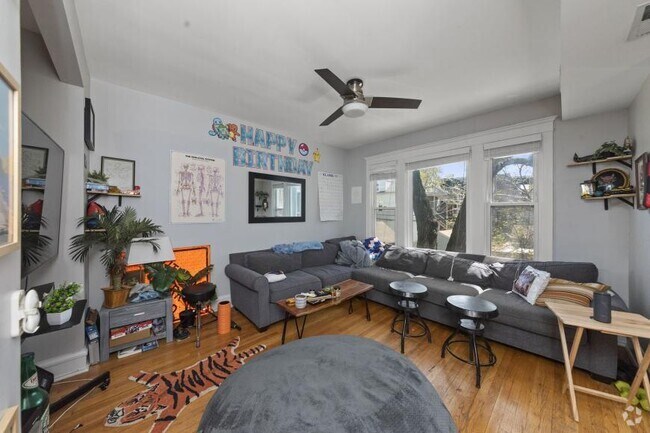 Building Photo - 3 bedroom in Chicago IL 60613 Unit 2 Rental
