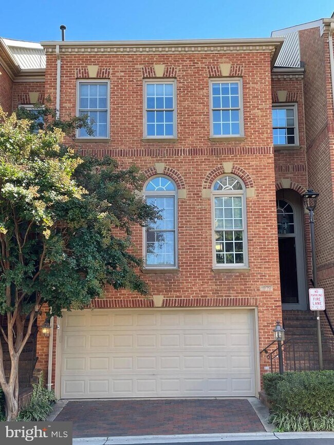 Photo - 1679 Hunting Creek Dr Townhome