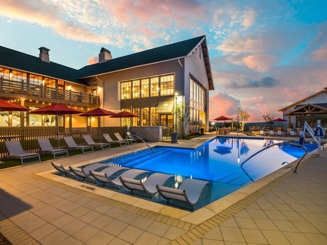 Piscina estilo centro turístico - Vecina Apartment Villas