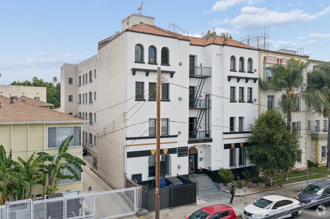 Building Photo - Chateau Los Feliz
