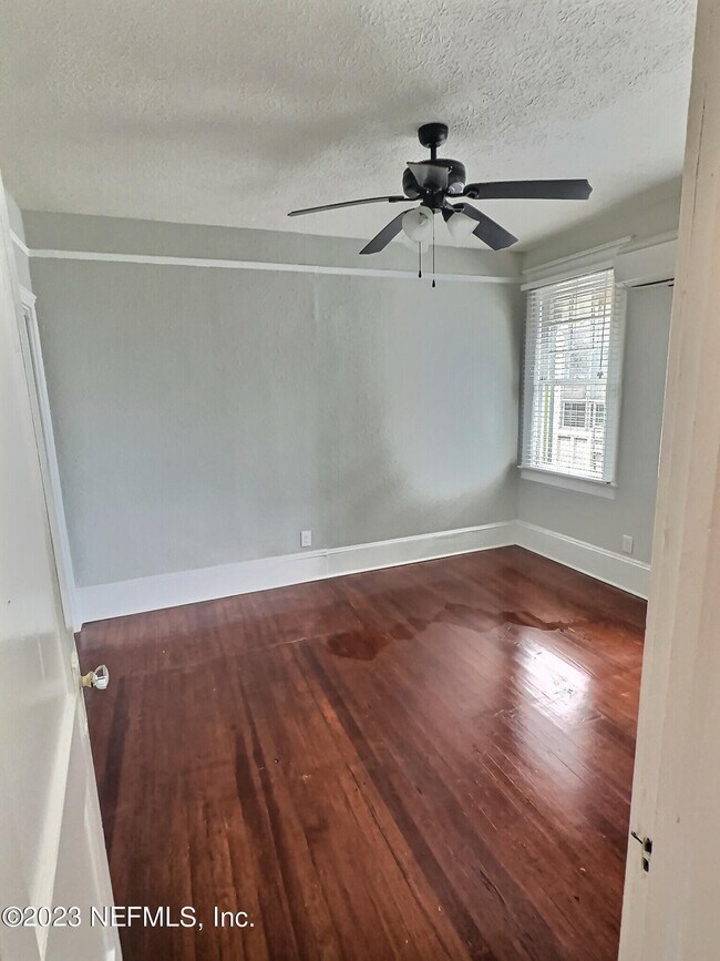 Photo - 2116 Herschel St
