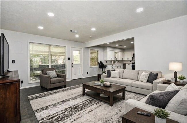 Photo - 2404 Oaks Dr