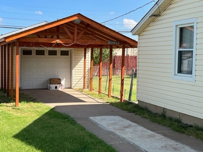 Building Photo - 3411 NE 22nd Ave