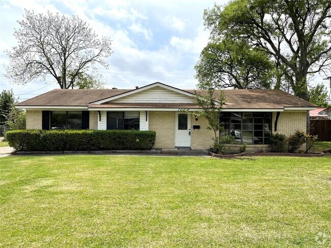 Building Photo - 1008 Wake Dr Rental