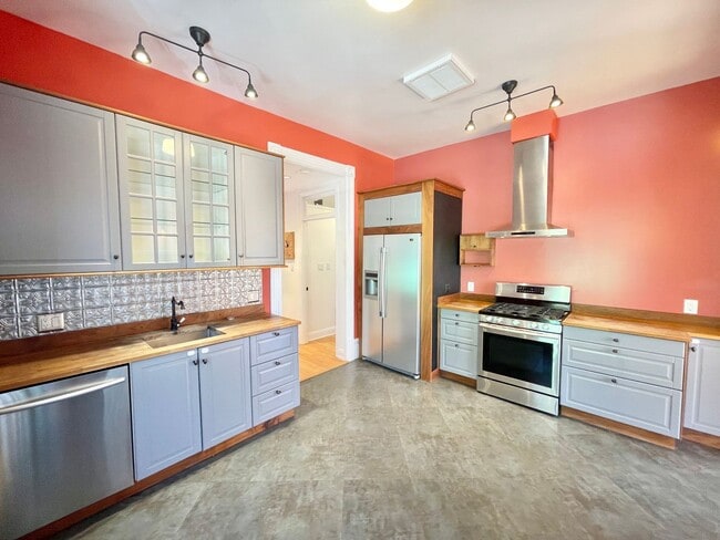 Building Photo - 3657 1/2-3901-3902 Folsom St Unit 3901 Folsom Street